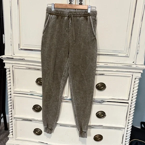 Forever 21 Olive Joggers - Picture 1 of 4
